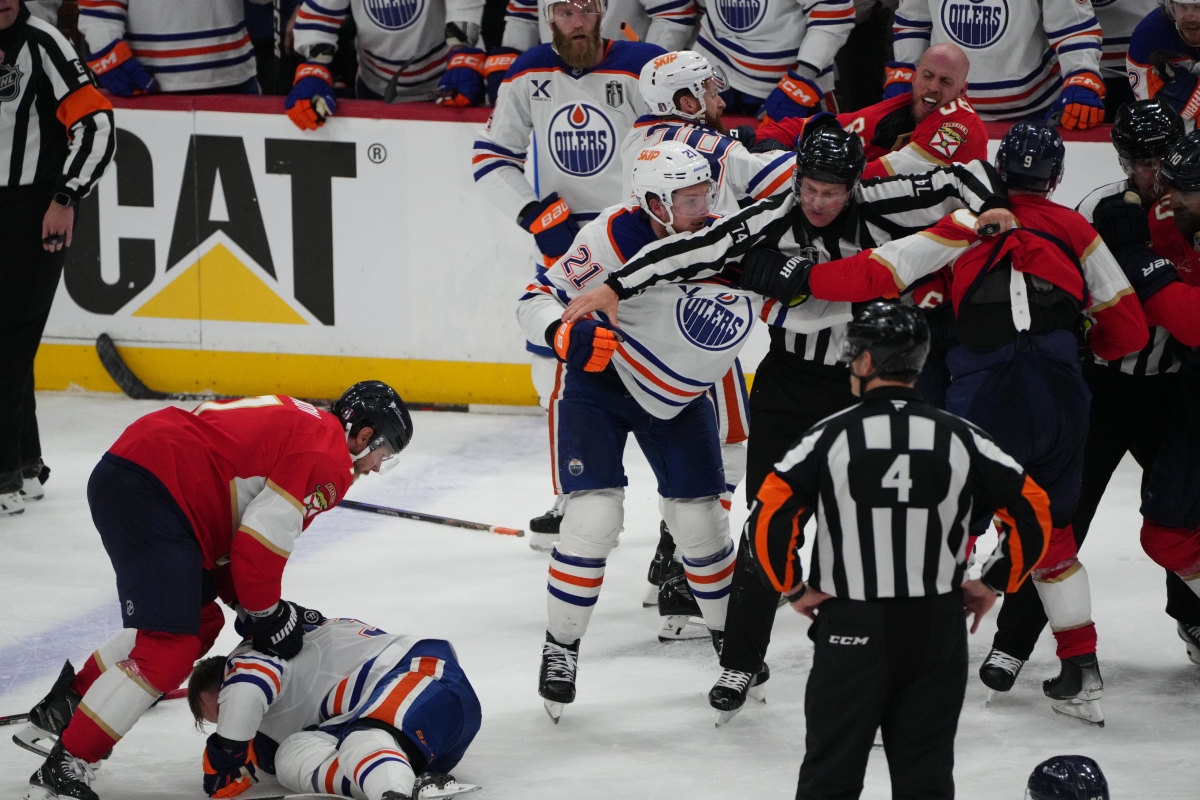Oilers Coach Sends 'Unraveling' Message After Panthers Take 2-1 Finals Lead