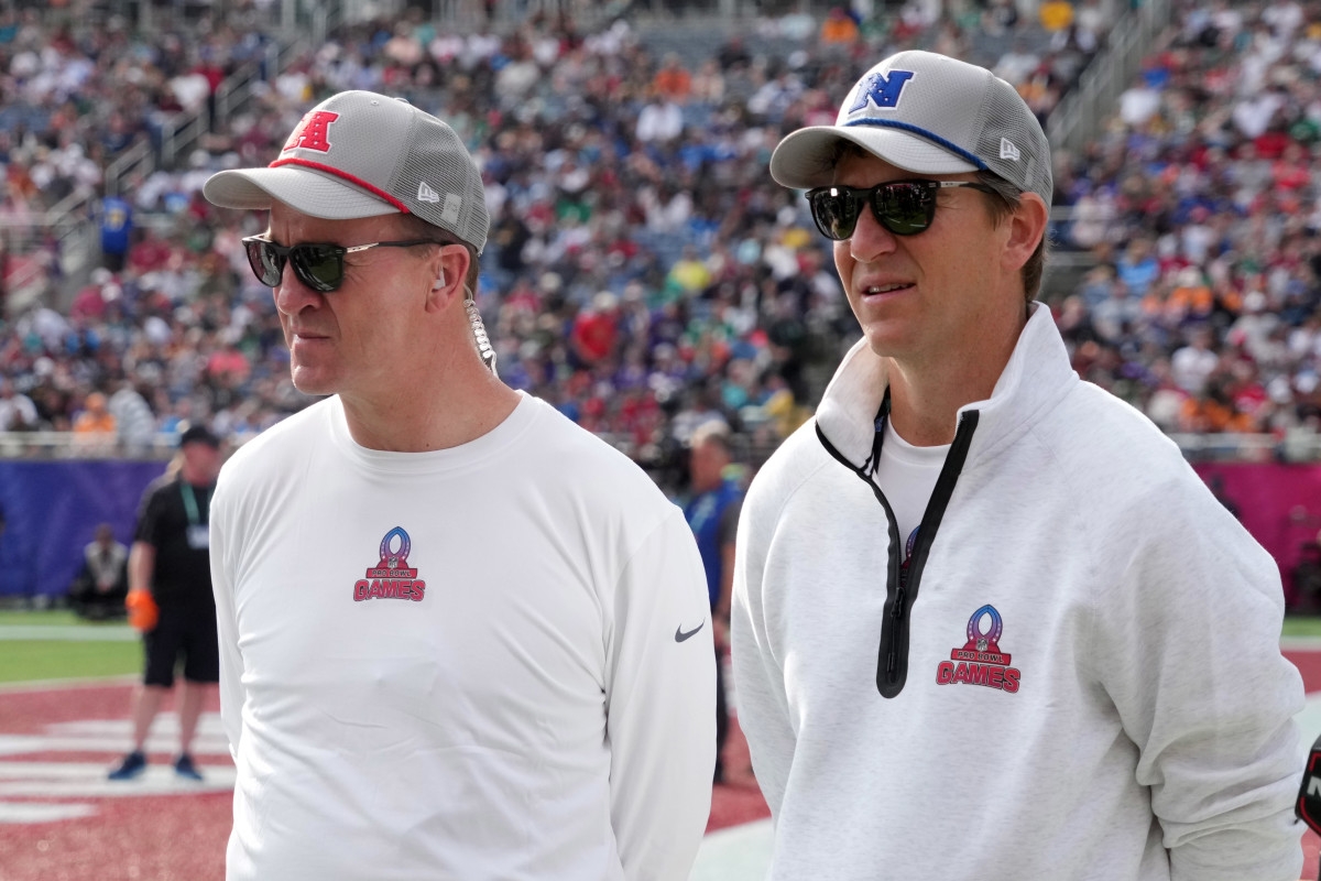 Eli Pokes Fun at Peyton After Golf Gaffe