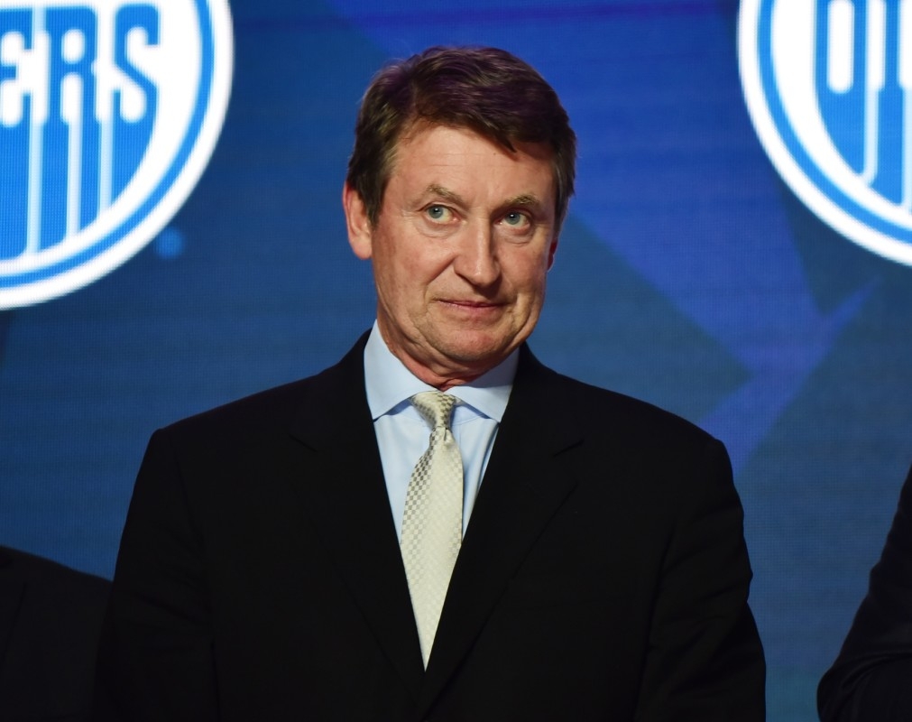 Wayne Gretzky's Interaction With Travis Kelce, Taylor Swift Catches Attention