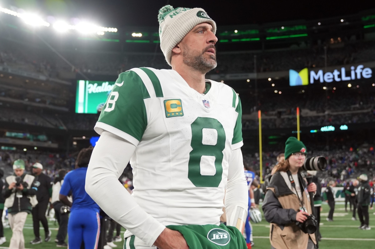 Steelers' First Post After Signing Aaron Rodgers Turns Heads