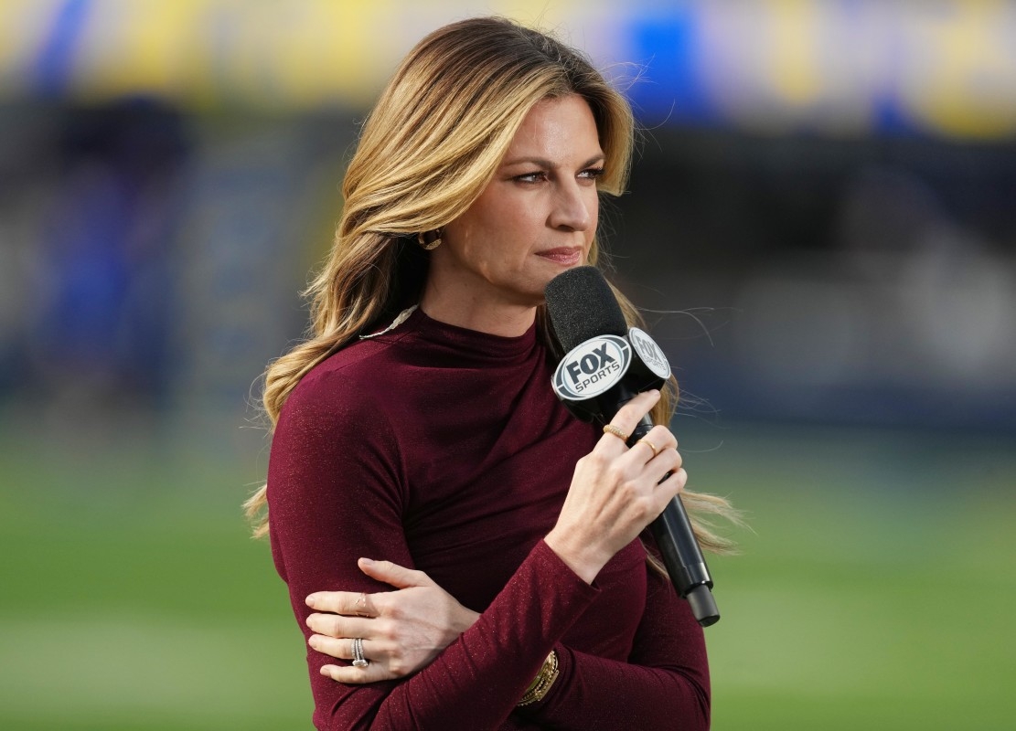 Erin Andrews' Wordless Reaction to Ashley Mova's Outfit for Lakers Game