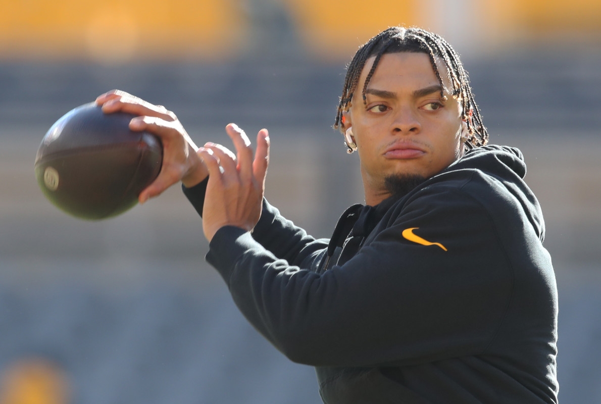 Jets' Aaron Glenn Continues To Be Impressed With Justin Fields