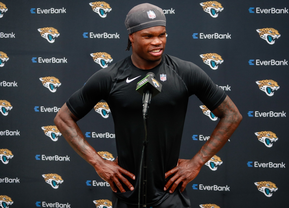 Travis Hunter claps backs at Cam Ward in viral NFLPA moment