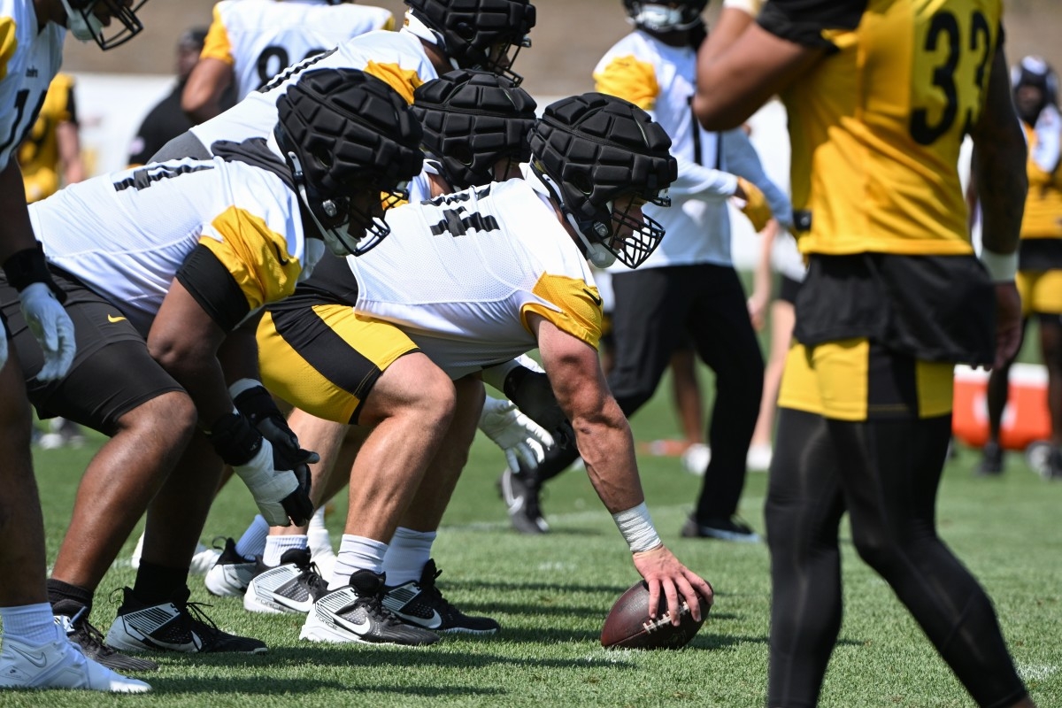 Steelers center Zach Frazier on the indecisive Aaron Rodgers: 'Chemistry is important, I'll say that.'