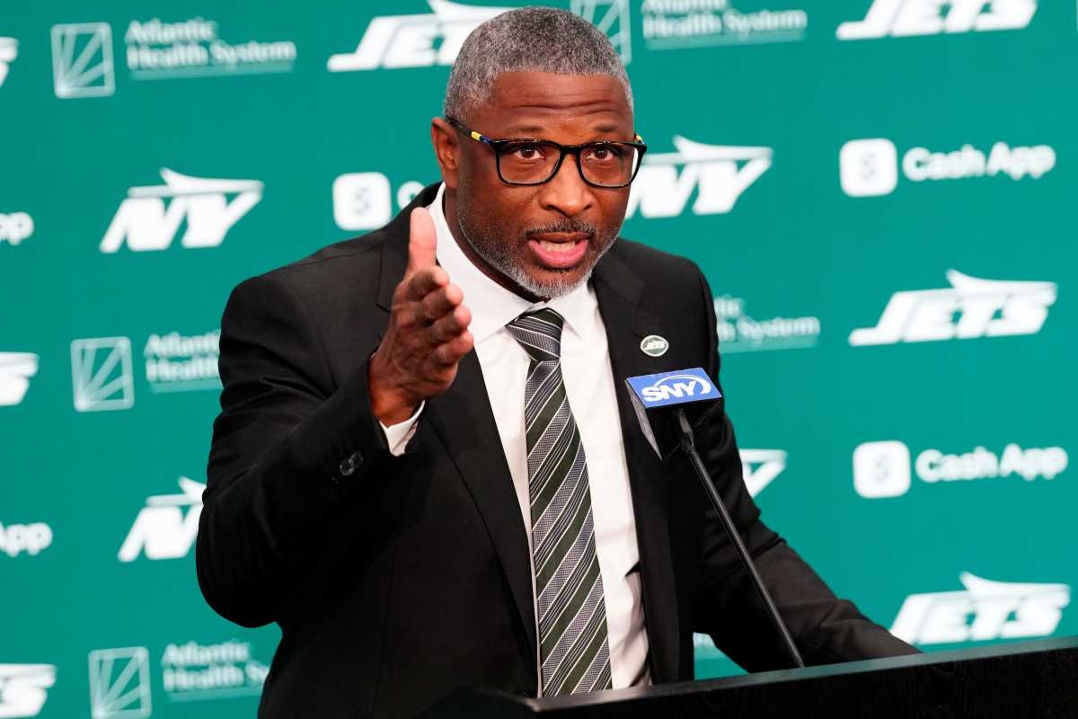 Jets Predicted to Draft Record-Breaking QB to Join Justin Fields