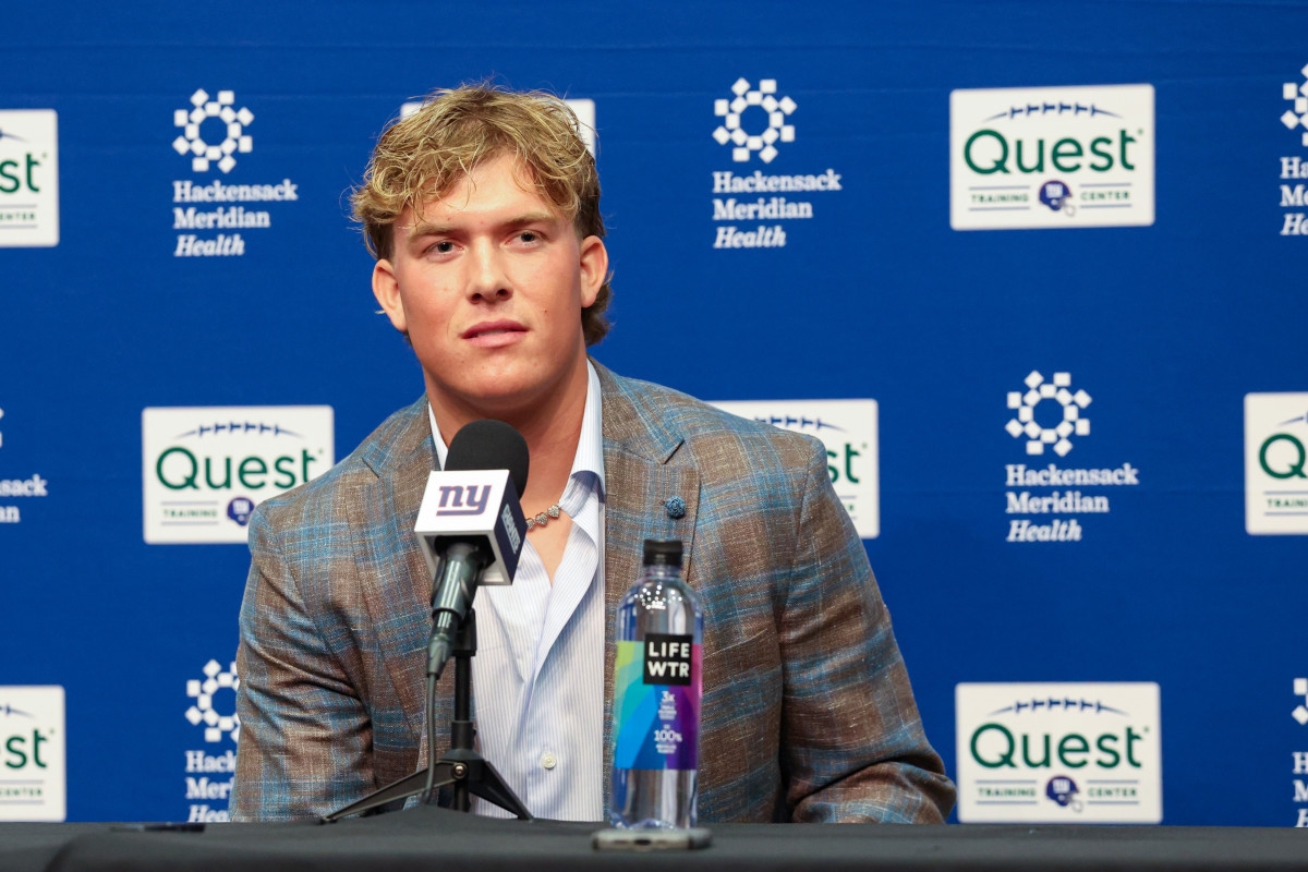 New York Giants Rookie Quarterback Jaxson Dart Showing Makeup Behind Russell Wilson