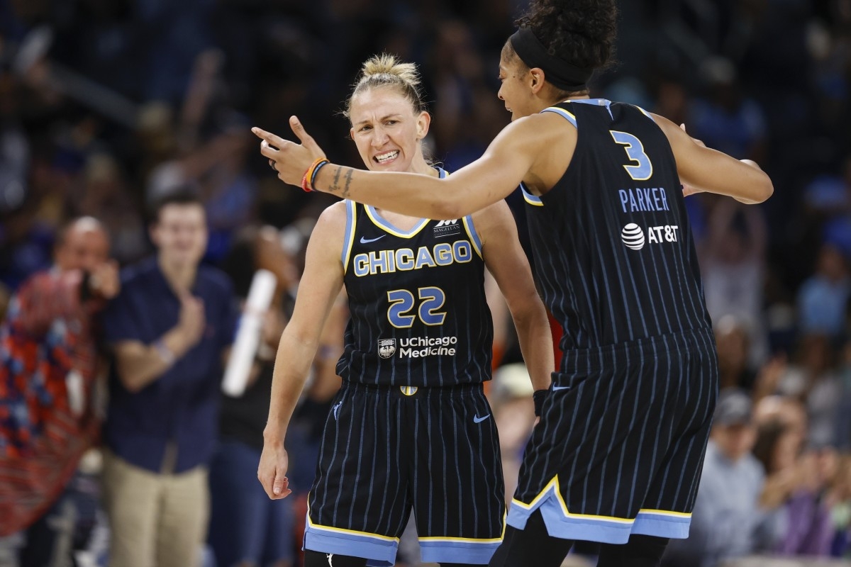 Courtney Vandersloot Reacts to Candace Parker's Chicago Sky Jersey Retirement