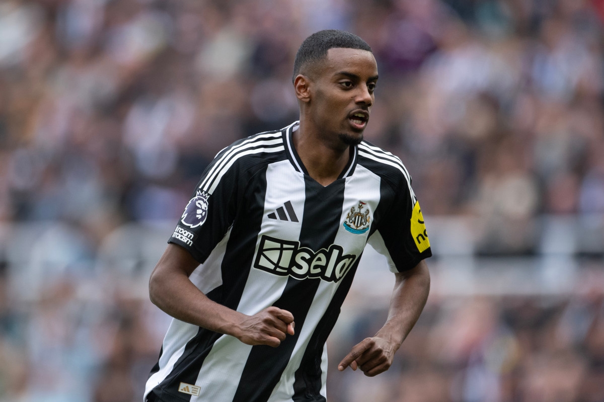 Alexander Isak Seeking Improved Newcastle Contract Amid Liverpool Transfer Rumors