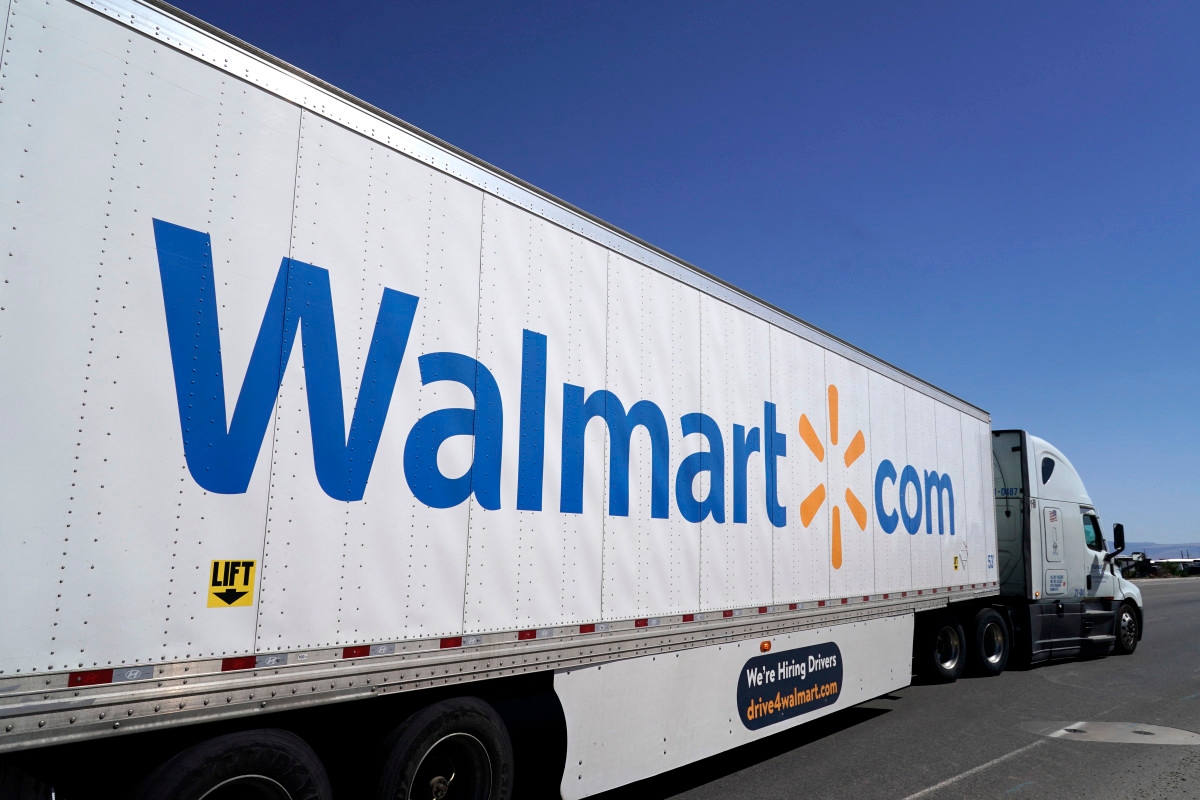 Walmart Selling LED Cornhole & Bean Bag Toss for $25 & Buyers Say It Has 'Vivid' Colors at Night