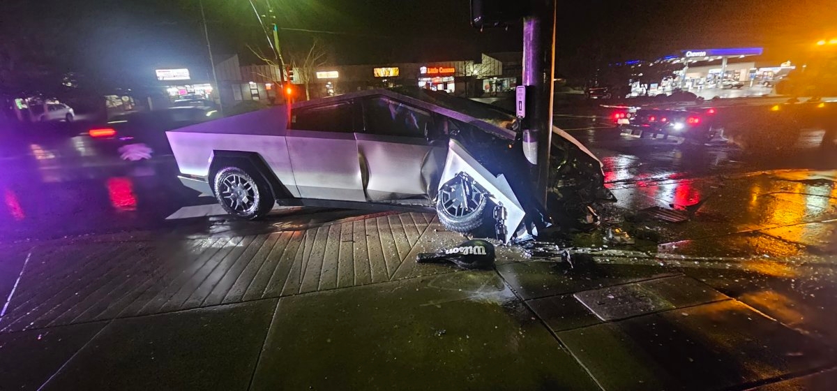 A Cybertruck on Autopilot slammed into a light pole, and it went viral