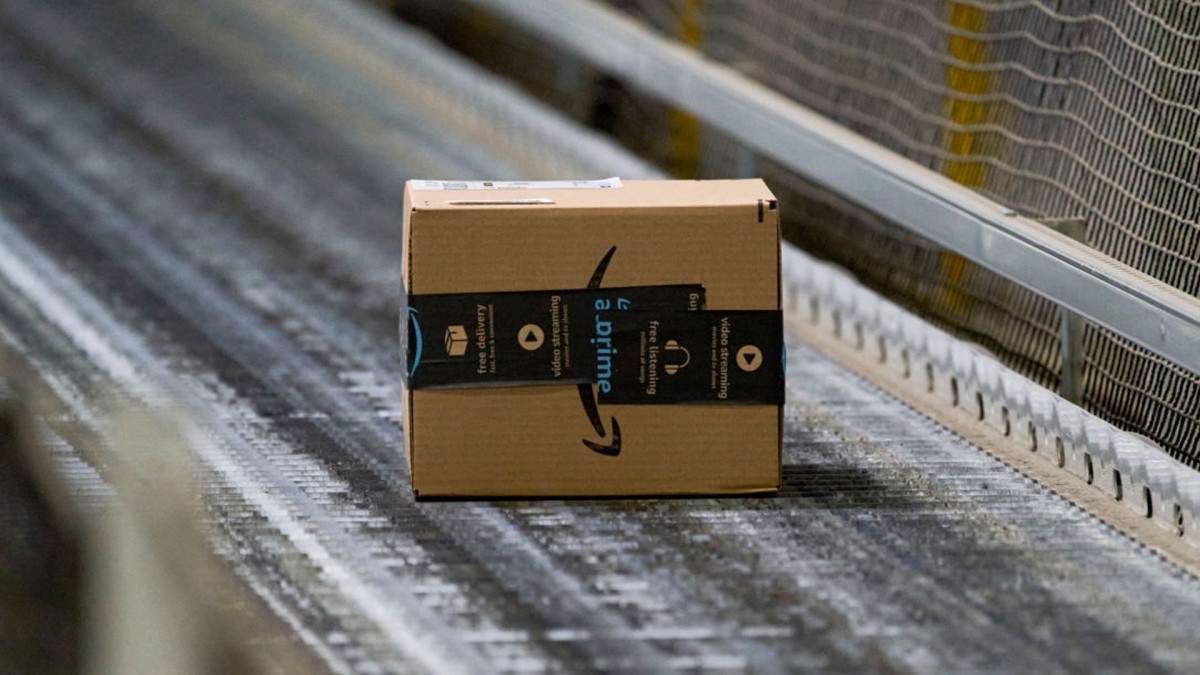 Amazon is selling a ‘seamless' $100 adapter that adds wireless Apple CarPlay to your vehicle for just $40