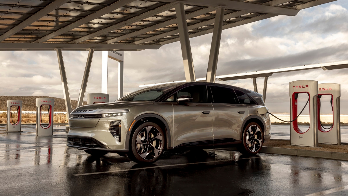 Lucid shows off fast charging tech for upcoming Gravity SUV