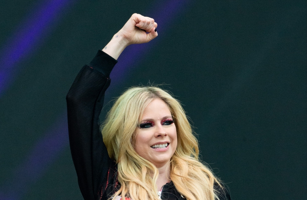 Avril Lavigne thanks parents for their sacrifices