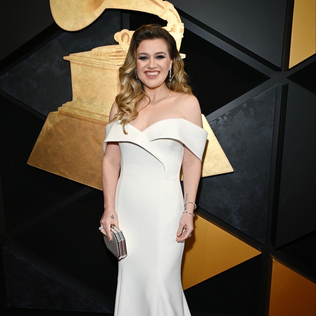 Kelly Clarkson wants fans to praise her post weight loss figure