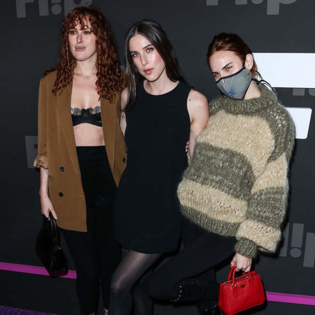 Rumer Willis and her adult sisters 'still take baths together'