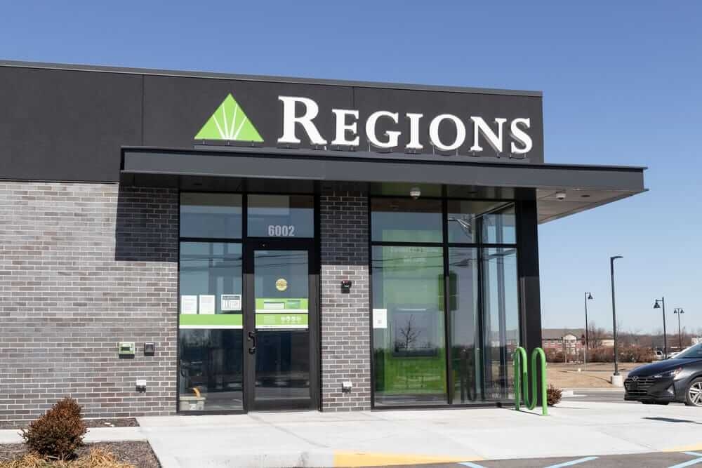 Is Wall Street Bullish or Bearish on Regions Financial Stock?