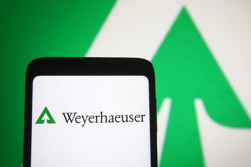 Are Wall Street Analysts Predicting Weyerhaeuser Stock Will Climb or Sink?