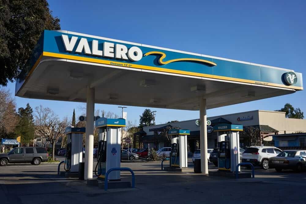 Do Wall Street Analysts Like Valero Energy Stock?
