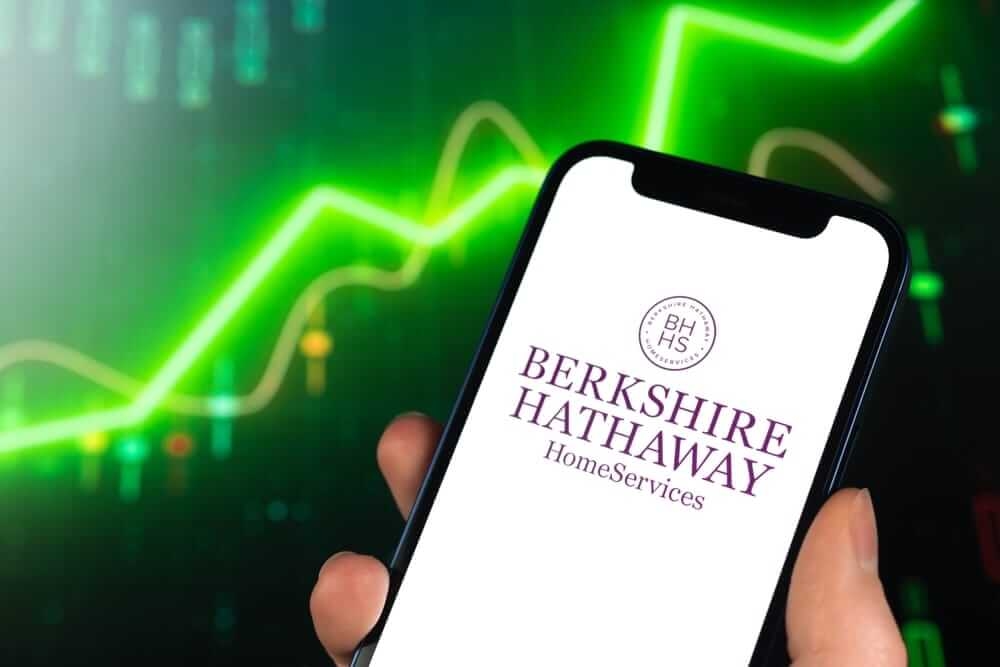 Are Wall Street Analysts Predicting Berkshire Hathaway Stock Will Climb or Sink?
