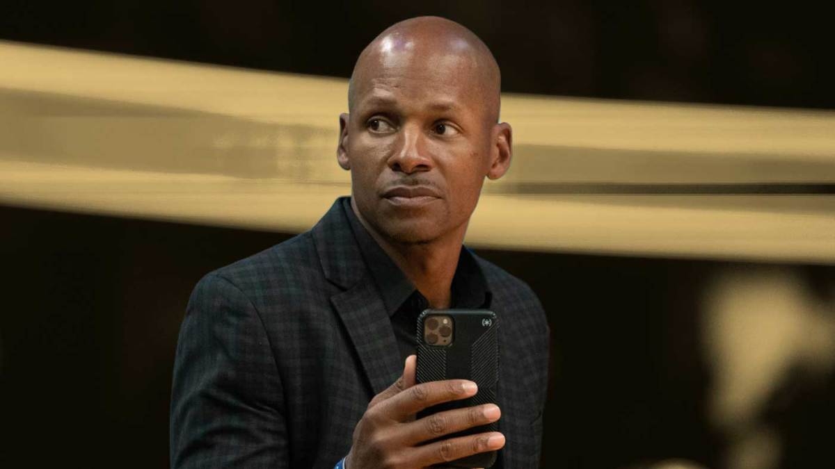 Ray Allen talks about the issue of shooting too many 3-pointers, using the Boston Celtics as an example: "They gotta figure getting some easy buckets"