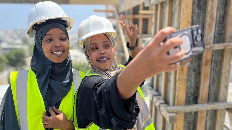 The women at the centre of Somalia's construction boom