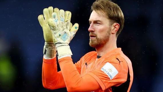 Bristol City sign free-agent goalkeeper Lumley