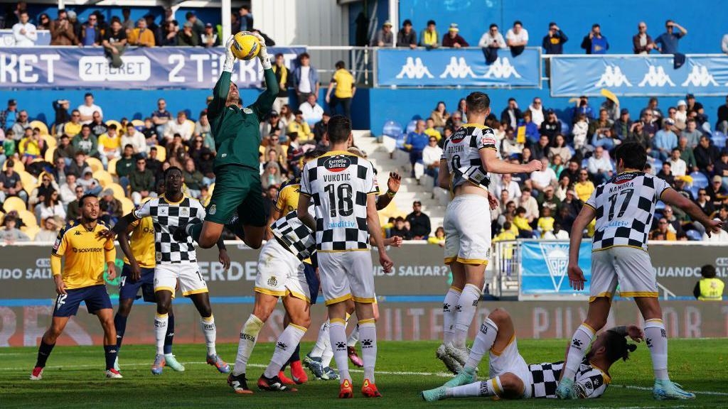 Strugglers Boavista sign nine players in one day
