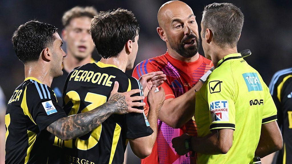 Ex-Liverpool keeper Reina sent off in his final game