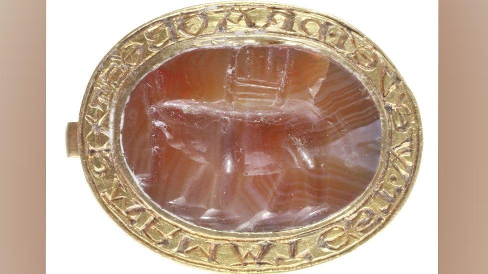 'Elephant and castle' gold seal bought by museum