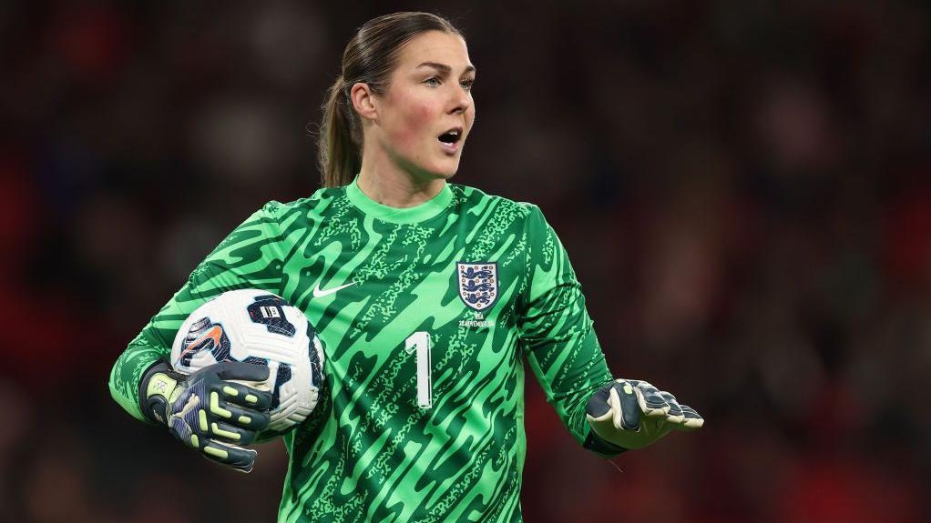 Euro 2022 winner Earps announces shock England retirement