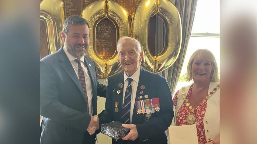 D-Day veteran's 'unforgettable' 100th birthday