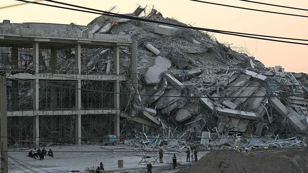 BBC reporter: Scramble for survivors in rubble of collapsed 30-storey building