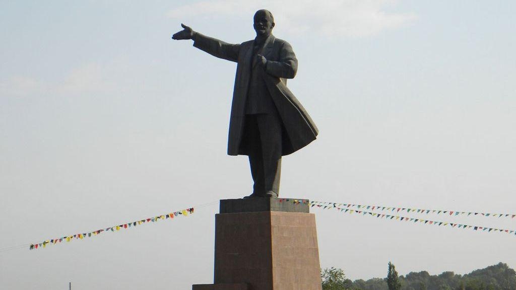 Central Asia's tallest Lenin statue taken down