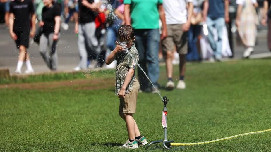 Hot weather continues as UK swelters past heatwave peak