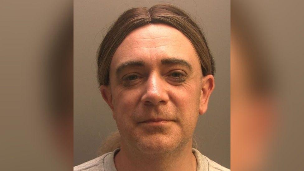 Sex offender jailed for contacting young girls