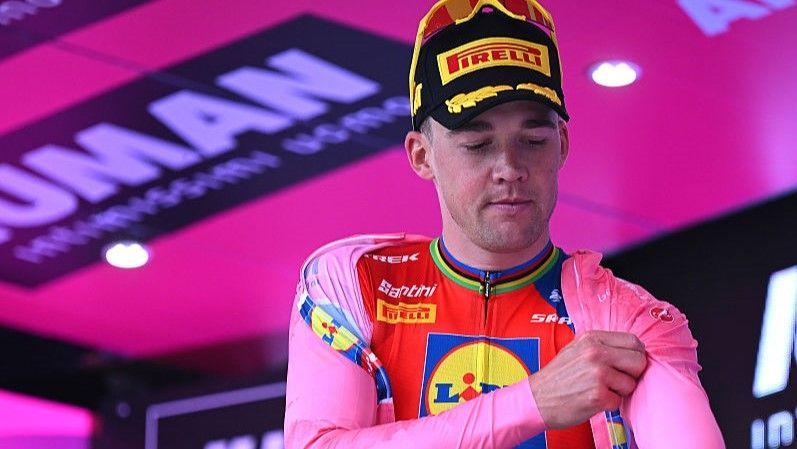 Pedersen wins Giro opener as Landa fractures back