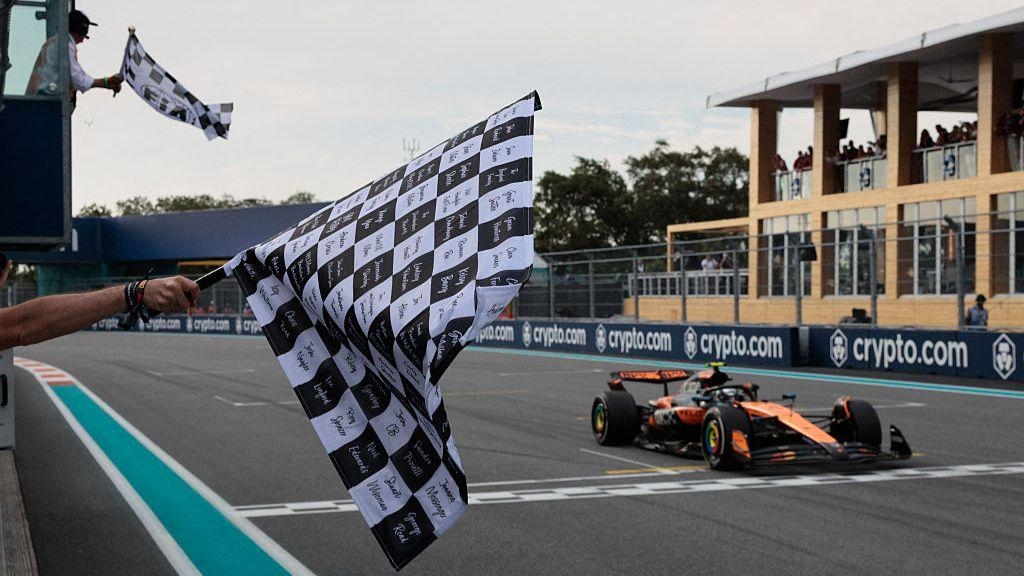 How does F1 measure photo finishes?