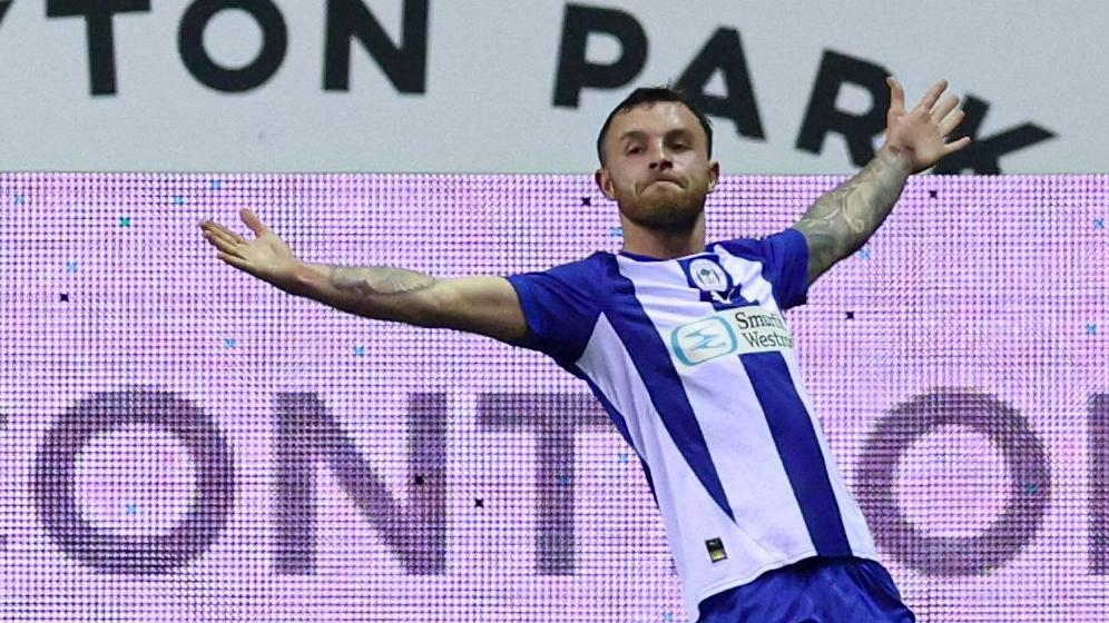 Blackpool sign Forest's Taylor on four-year deal