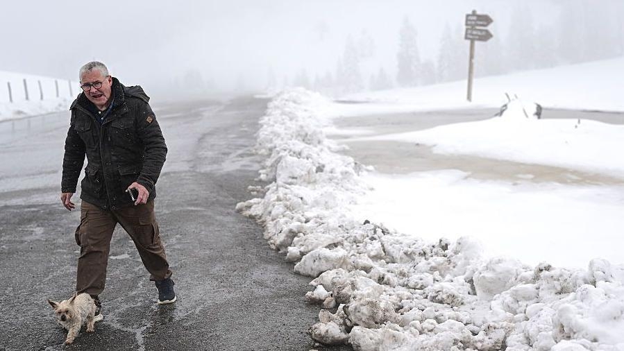 Heavy snow blocks Alpine resorts in Switzerland and France