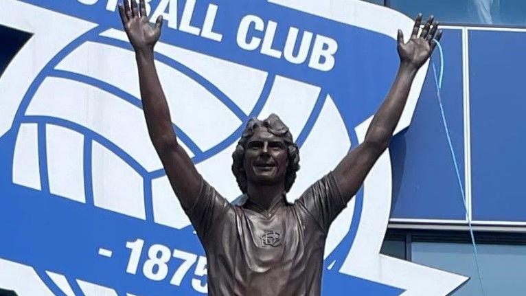 Statue of Birmingham City legend Francis unveiled