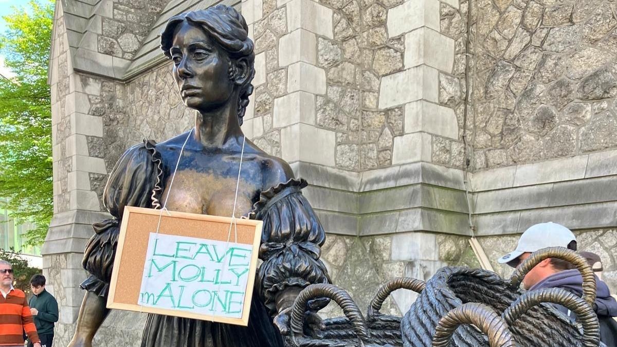 Stewards brought in to protect 'groped' Molly Malone statue