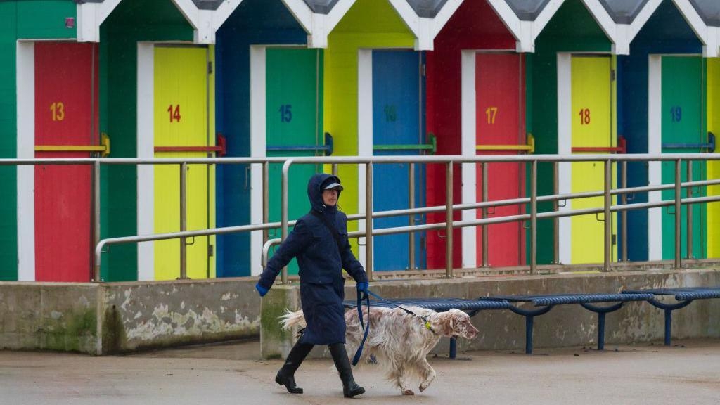 Cash for tourist firms to shelter visitors from rain
