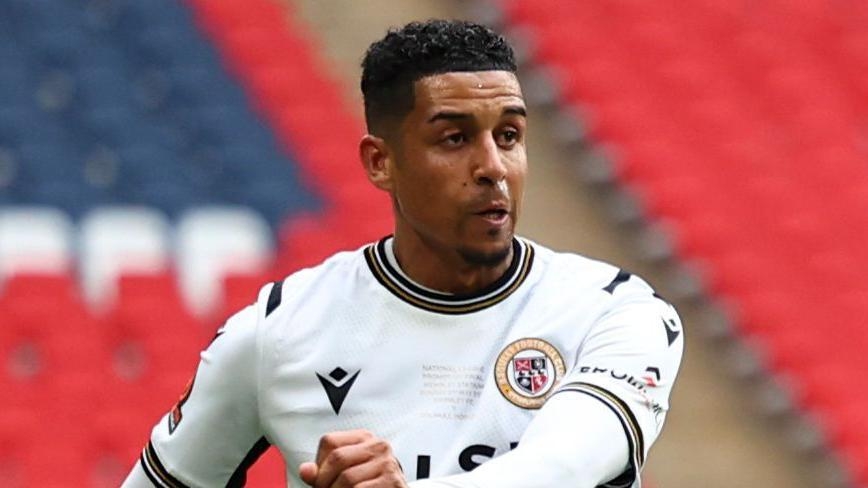 Torquay United sign free-agent striker Dennis