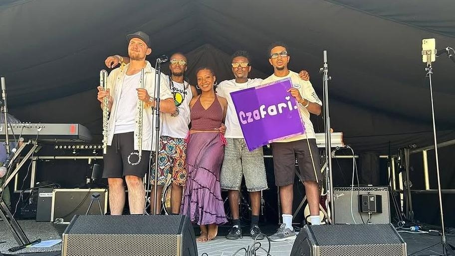 Singer encourages new artists to follow dreams
