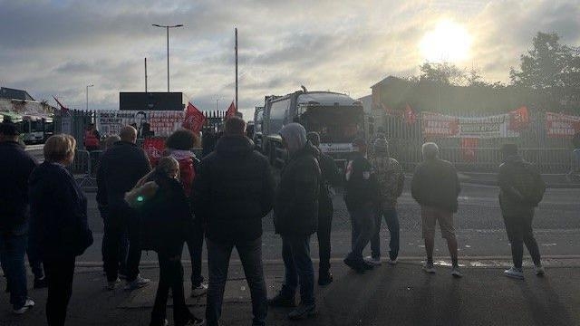 Union to challenge bin strike picket court order