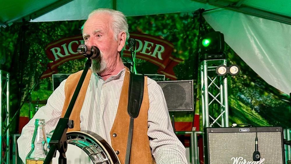 Wurzels end gig abruptly as band members fall ill