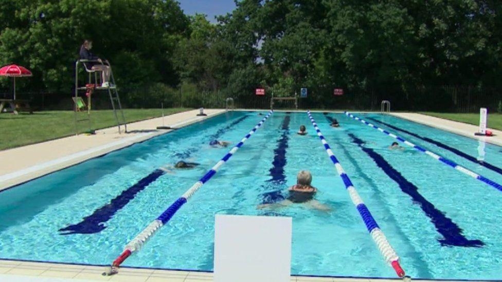 Council 'looking for ways' to extend lido's season
