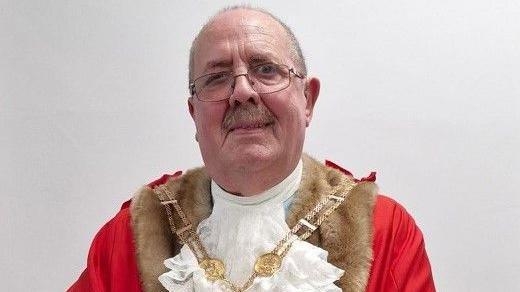 Charity ball to celebrate mayor after crash death