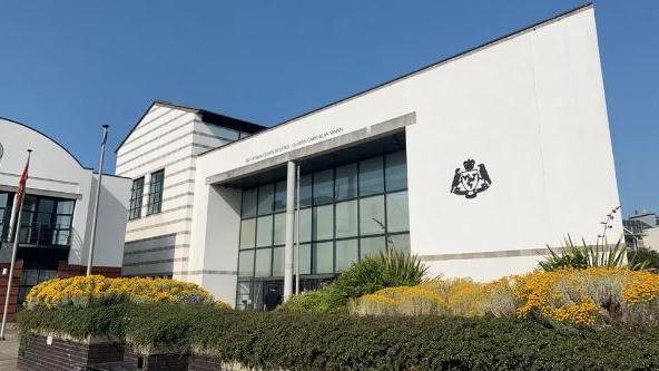 'Thug' who rained punches on prone pubgoer jailed