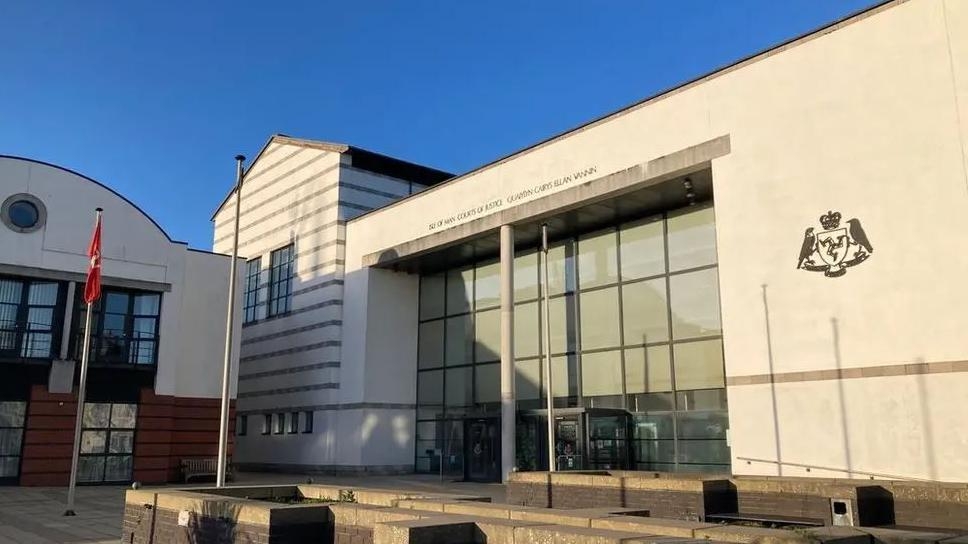 Victim stabbed attacker with bladed knuckleduster